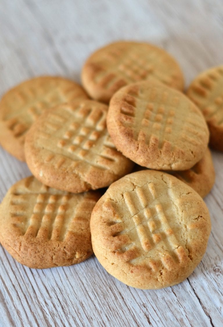 Crunchy Peanut Cookies Recipe - crunchy little biscuits, made with peanut butter.