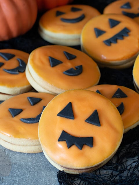 Pumpkin face iced biscuits recipe